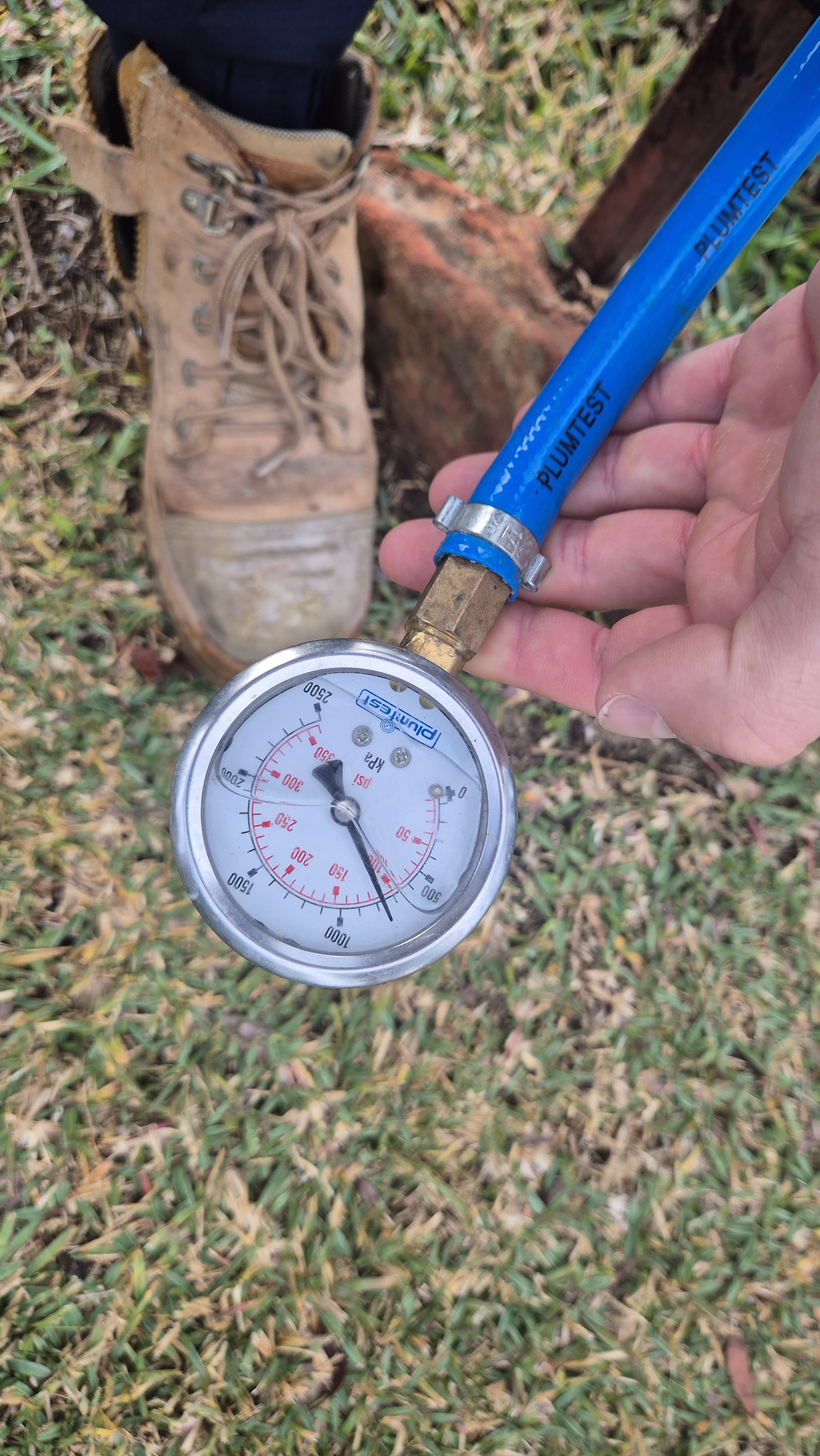 Pressure test gauge for leak detection